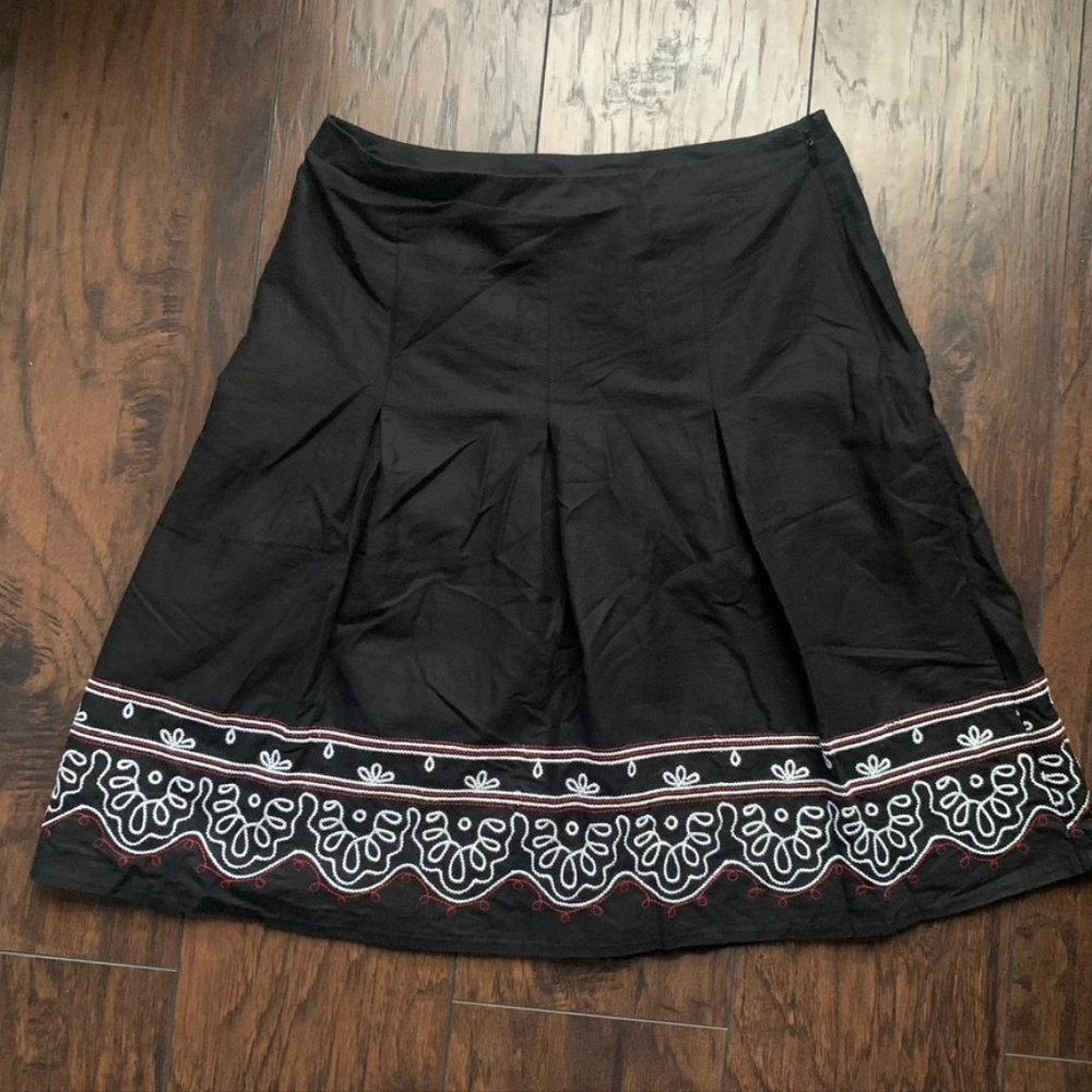 Ann Taylor Loft Pleated Black Embroidered Skirt 4, black w/red, white details